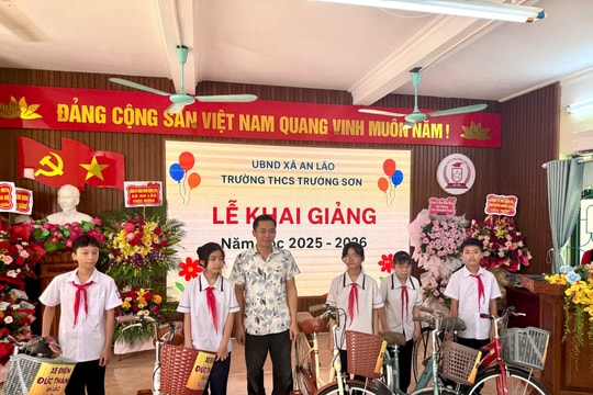 Người thợ sửa xe mang yêu thương đến học trò nghèo