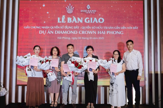 Bàn giao sổ hồng cho cư dân Diamond Crown Hai Phong