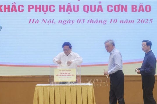 Thủ tướng Phạm Minh Chính và lãnh đạo Chính phủ ủng hộ đồng bào khắc phục hậu quả bão lũ
