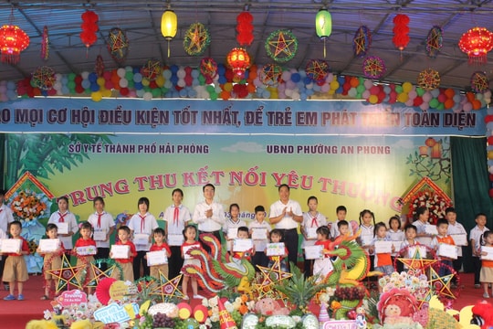 Nhiều nơi tổ chức cho thiếu nhi đón Tết Trung thu