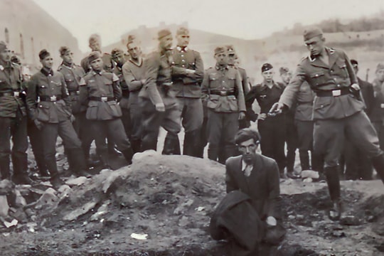 Tìm ra danh tính kẻ giết người trong bức ảnh Holocaust khét tiếng nhờ trí tuệ nhân tạo