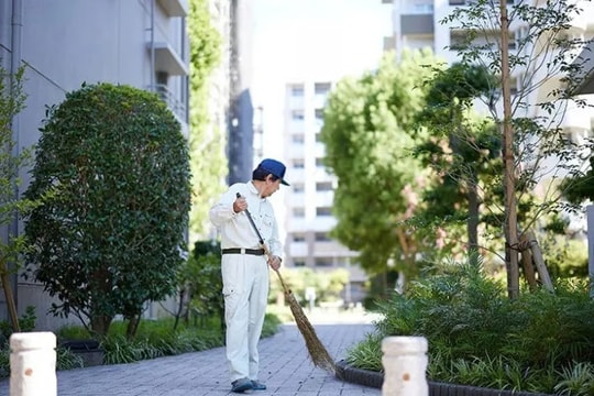 Kiếm hơn 5 tỷ đồng mỗi năm, ông Matsubara vẫn làm lao công ở chung cư