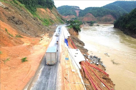 Thủ tướng yêu cầu 15 tỉnh, thành phố chủ động ứng phó nguy cơ mưa lũ, sạt lở đất do ảnh hưởng của bão số 11