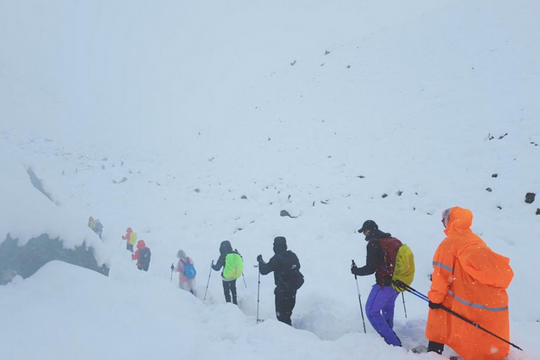 Hơn 350 người được cứu, hàng trăm người vẫn mắc kẹt trên Everest trong bão tuyết