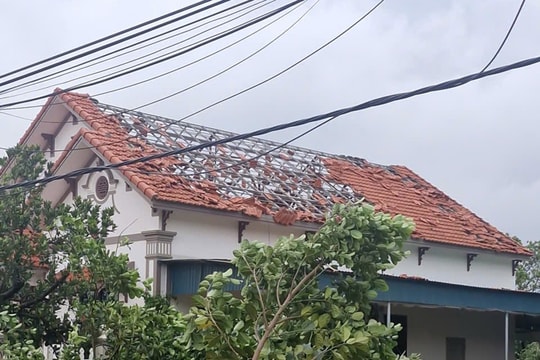 Lốc xoáy làm tốc mái nhà dân phường Chu Văn An