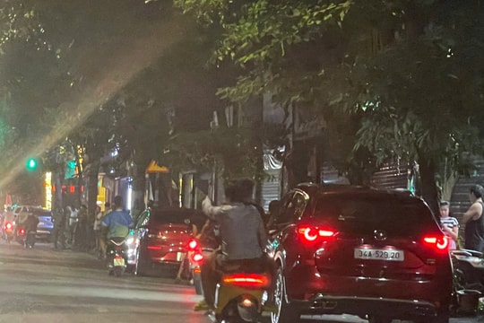 Một ngôi nhà ở phường Thành Đông bốc cháy dữ dội