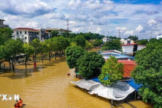 Chống tràn khẩn cấp đê Hà Châu, ứng phó với lũ trên sông Cầu thuộc Thái Nguyên