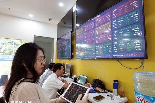 VN-Index lập đỉnh lịch sử, dòng cổ phiếu ngân hàng và bất động sản dẫn sóng