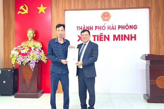 Xã Tiên Minh trao giấy chứng nhận quyền sử dụng đất lần đầu cho 2 công dân
