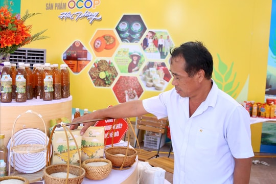 Trẩy hội Côn Sơn - Kiếp Bạc và trải nghiệm mua sắm
