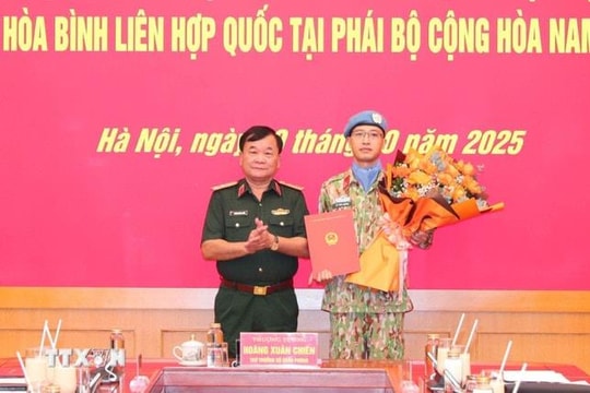 Trao Quyết định của Chủ tịch nước cho sĩ quan gìn giữ hòa bình tại Nam Sudan