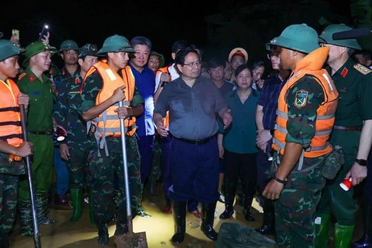 Thủ tướng Phạm Minh Chính kiểm tra công tác ứng phó mưa lũ tại vùng ven sông của Hà Nội trong đêm