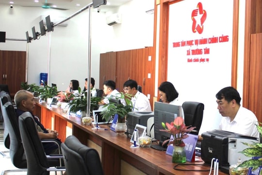 Xã Trường Tân hỗ trợ người dân làm thủ tục chứng thực qua Zalo