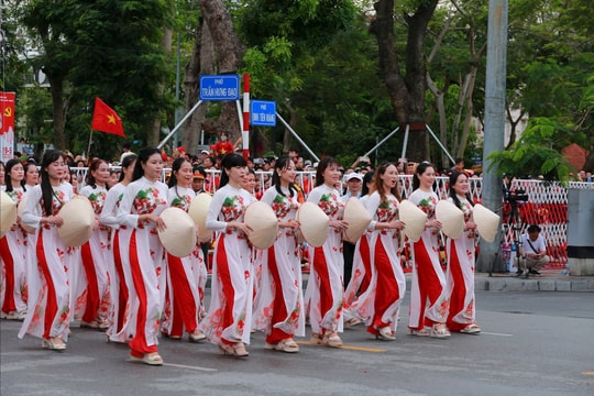 Thắm sắc hoa đất Cảng