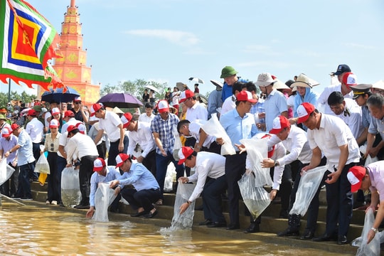 Kiếp Bạc rộn ràng nghi thức thả cá, phát lộc tri ân Anh hùng dân tộc Trần Hưng Đạo