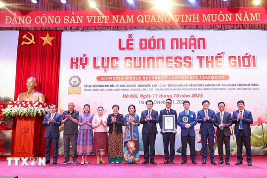Bức tranh sơn mài 'Bác Hồ đọc Tuyên ngôn Độc lập' được trao Kỷ lục Guinness