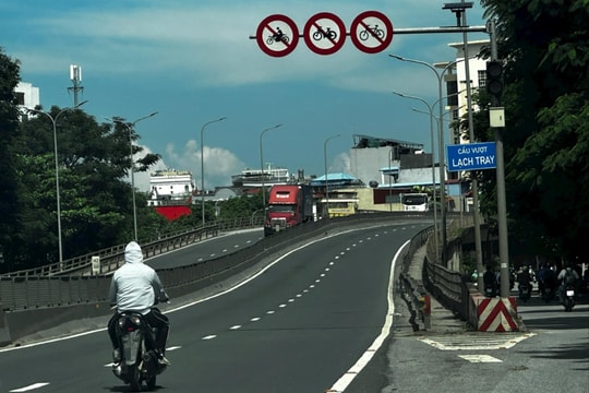 Nhiều xe máy vẫn đi trên cầu vượt bị cấm