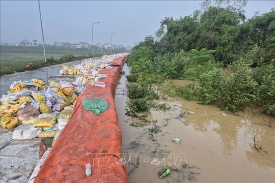 Mưa lũ lớn sau bão số 11 làm ảnh hưởng 59 sự cố đê
