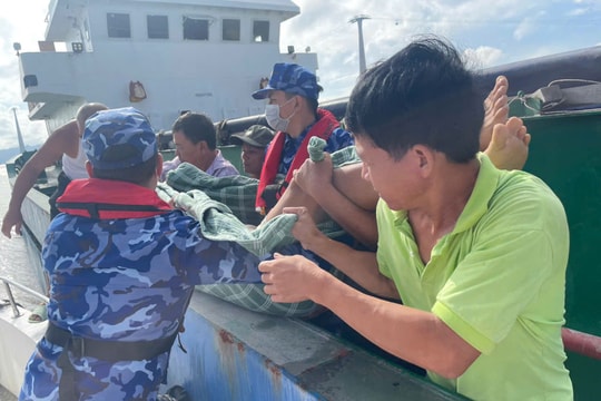 Bộ Tư lệnh Vùng Cảnh sát biển 1 hỗ trợ cấp cứu thủy thủ tàu hàng bị đột quỵ trên biển