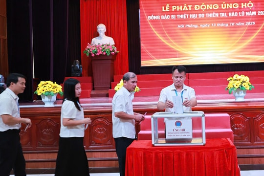 Trường Đại học Sao Đỏ ủng hộ đồng bào vùng lũ 140 triệu đồng