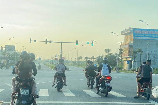 Xử lý học sinh không đội mũ bảo hiểm khi đi xe điện