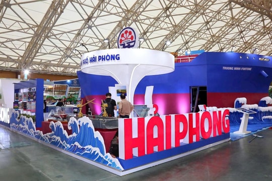 Chuẩn bị khu trưng bày thể hiện bản sắc Hải Phòng tại Hội chợ Mùa Thu 2025