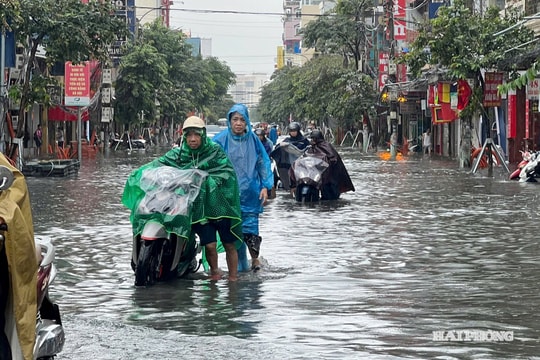 Mưa trắng trời, nhiều tuyến phố Hải Phòng bị ngập