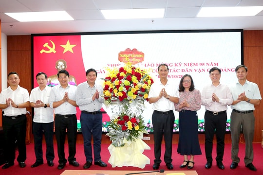 Đồng chí Phó bí thư Thường trực Thành ủy Đỗ Mạnh Hiến chúc mừng các ban Đảng nhân ngày truyền thống