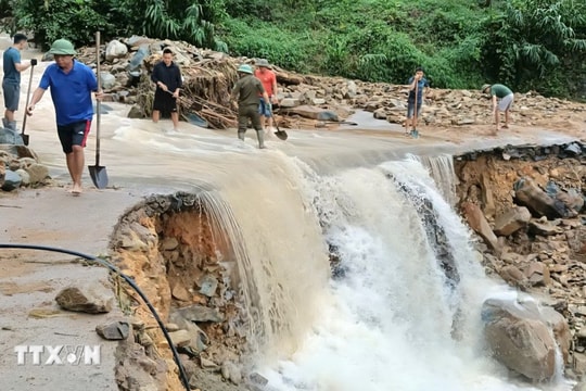 Mưa lớn kéo dài gây sạt lở đất, lũ lụt tại Quảng Ninh