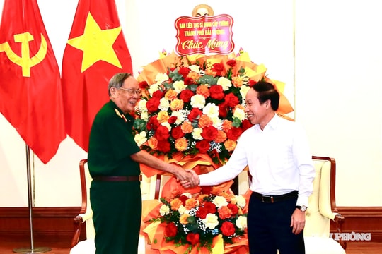 Đồng chí Bí thư Thành ủy Lê Tiến Châu tiếp Ban Liên lạc sĩ quan cấp tướng thành phố Hải Phòng