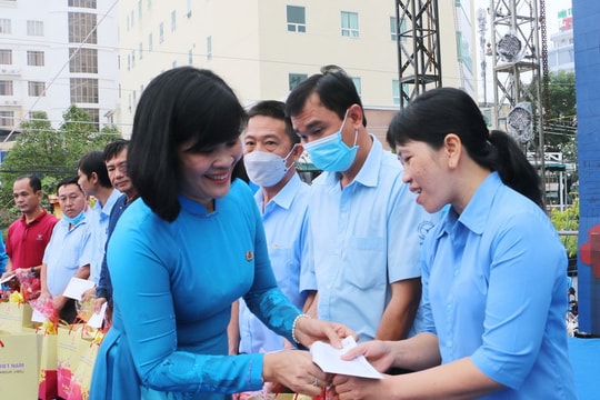 Công đoàn sẽ chi hàng nghìn tỷ đồng chăm lo Tết cho người lao động thế nào?