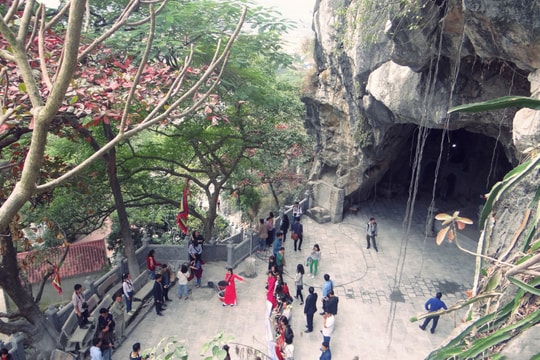 Động Kính Chủ - nơi vách đá tạc thơ vua Lê Thánh Tông
