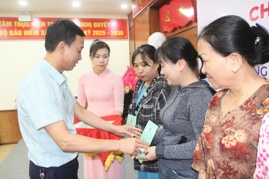Tặng 24 thẻ bảo hiểm y tế, sổ bảo hiểm xã hội tự nguyện cho phụ nữ khó khăn ở Thủy Nguyên