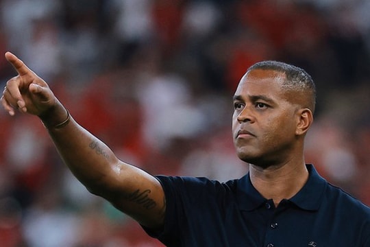 Huấn luyện viên Patrick Kluivert chấm dứt hợp đồng với Đội tuyển Indonesia