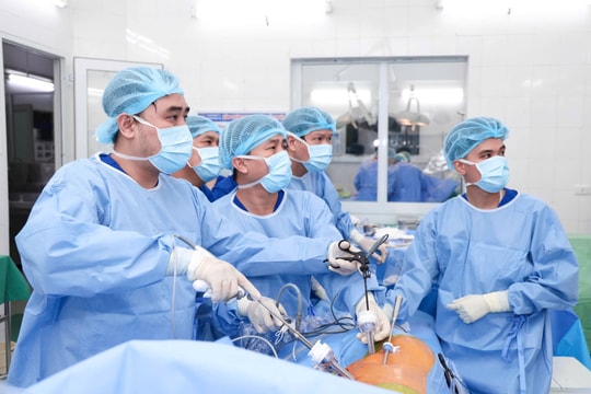 Bệnh viện Hữu nghị Việt Tiệp ghép thận thành công từ mẹ cho con