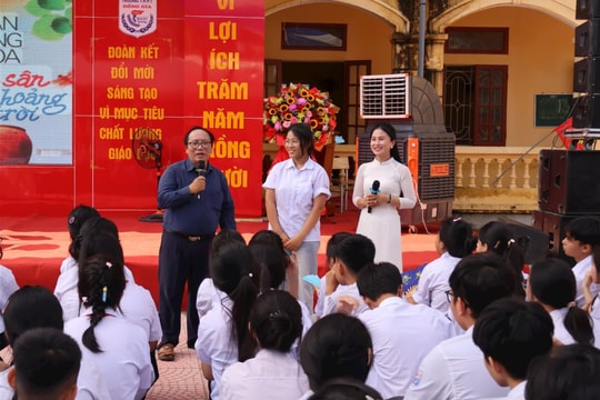 Nhà thơ Trần Đăng Khoa gặp gỡ, giao lưu với học sinh ở Kim Thành