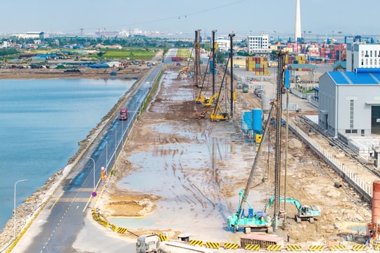 Tăng tốc thi công tuyến đường sau bến cảng Lạch Huyện