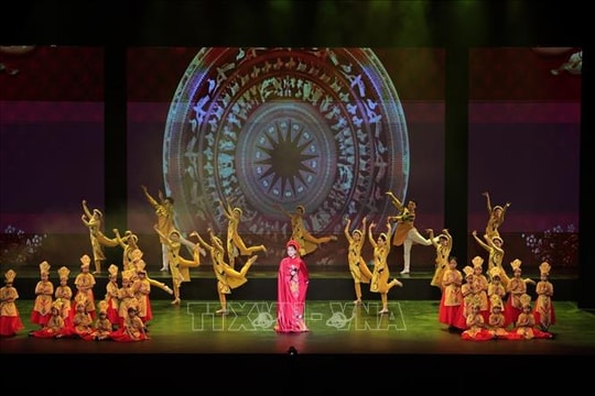 Chương trình nghệ thuật 'Hoa nở sau mưa' gây quỹ ủng hộ đồng bào lũ lụt Cao Bằng