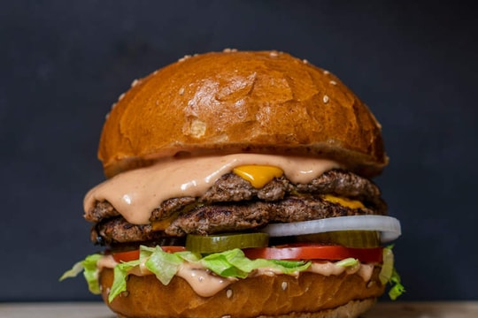Chiếc burger đắt nhất thế giới giá 11.000 USD, chỉ phục vụ khách mời đặc biệt