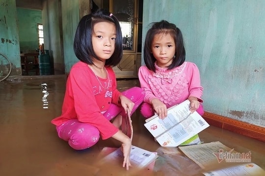 Thương lắm, những trẻ em vùng lũ!