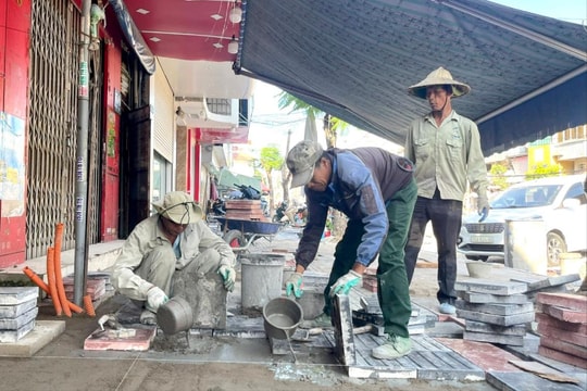 'Nước rút' thi công hè, đường Lê Lợi