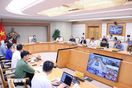 'Tăng dự báo, chủ động ứng phó đa thiên tai sau bão số 12'