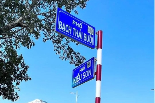Biển tên đường gắn mã QR quá cao