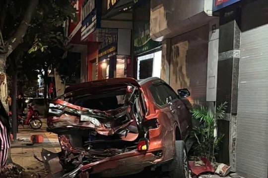 Va chạm giao thông trên đường Thanh Niên, hai ô tô hư hỏng nặng