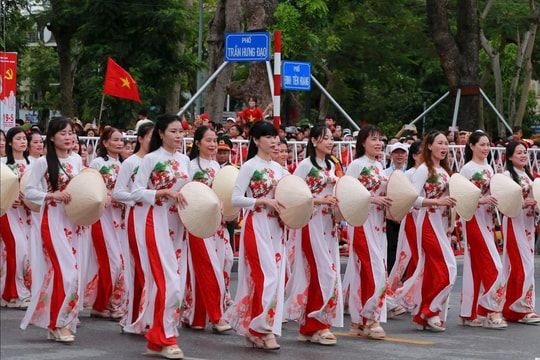 Màu áo đỏ