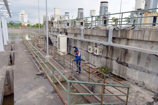 Khẩn trương ứng phó ngập lụt đô thị Hải Phòng. Bài 2: Hạ tầng thoát nước như 'tấm áo chật'