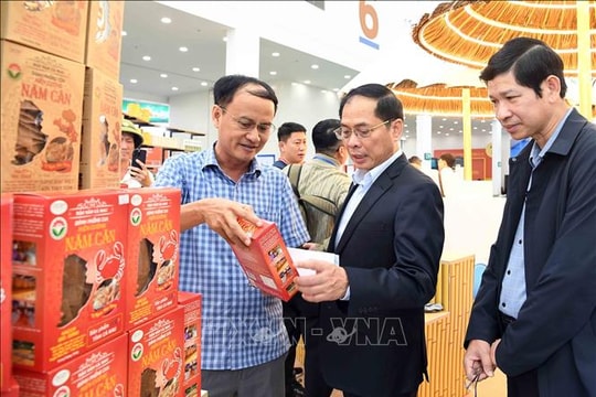 Phó thủ tướng Bùi Thanh Sơn kiểm tra tiến độ triển khai Hội chợ Mùa Thu 2025