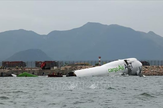 Tìm thấy hộp đen vụ máy bay trượt khỏi đường băng ở Hong Kong (Trung Quốc)