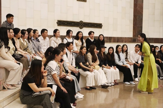 Đoàn sinh viên Lào tại Hải Phòng tham quan di tích lịch sử - văn hóa ở Thủ đô Hà Nội