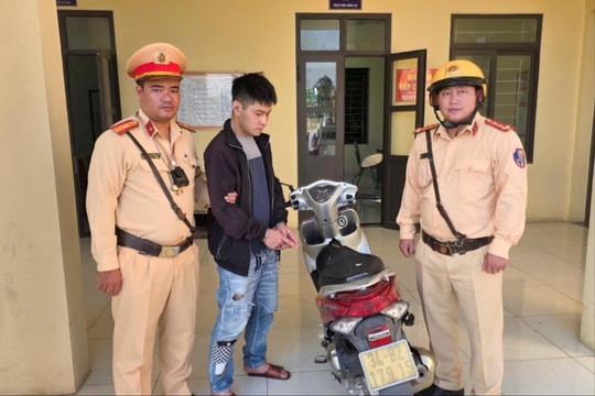 Thanh niên vi phạm giao thông lộ gói ma túy đá giấu trong người